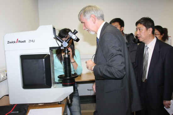 林内曼博士亲自为媒体做尝试演示